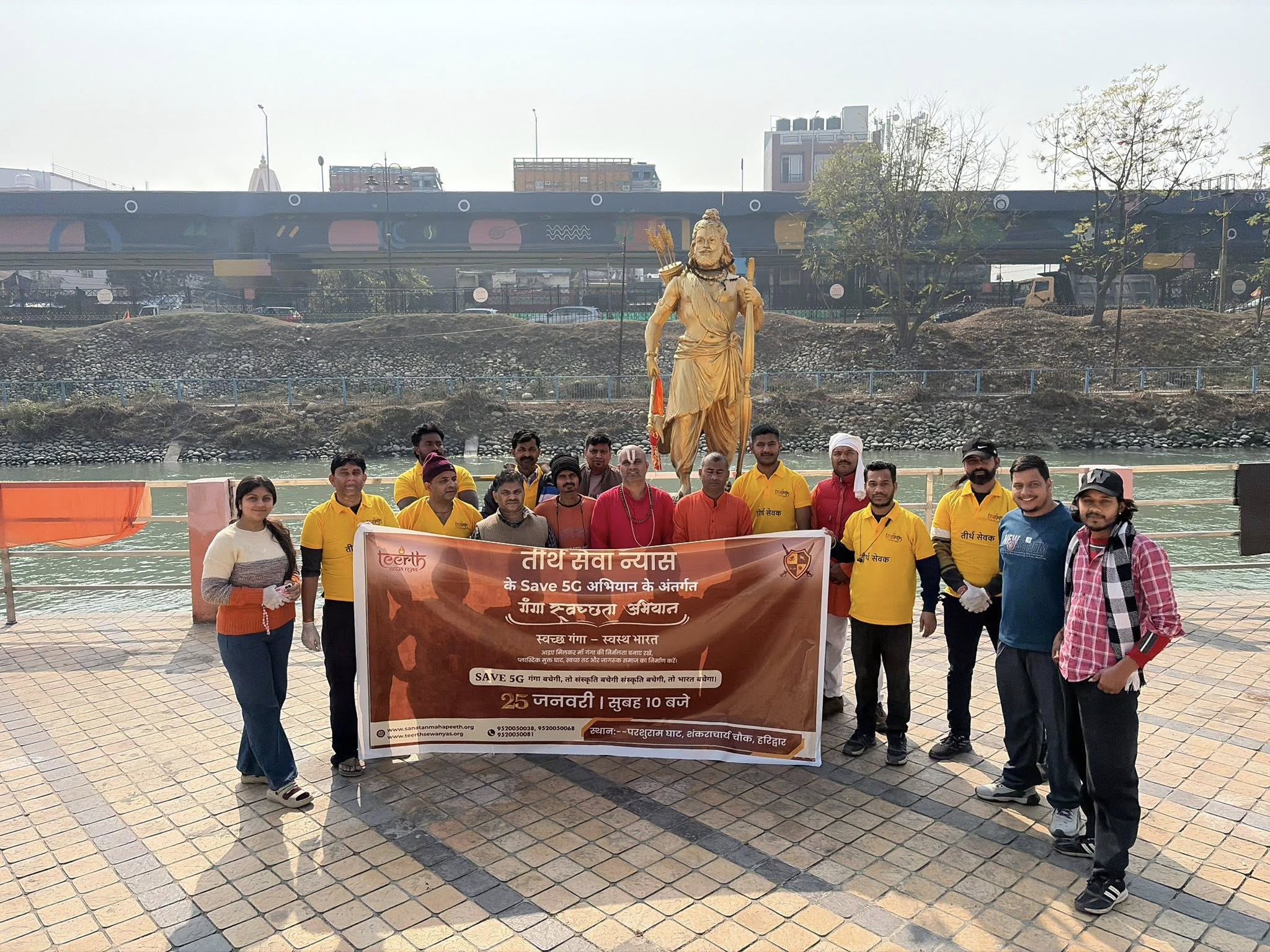 परशुराम घाट पर गंगा सफाई अभियान: तीर्थ सेवा न्यास की सराहनीय पहल